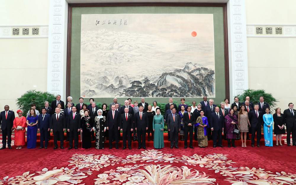 習近平和夫人彭麗媛同外方代表團團長及配偶集體合影留念