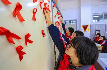 河北安平：“紅色絲帶”飄進校園