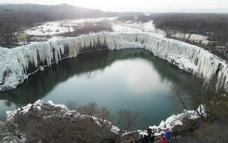 鏡泊湖“環形冰瀑”引游人