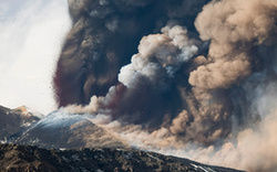 意大利埃特納火山再次噴發 熔巖迸發甚是壯觀